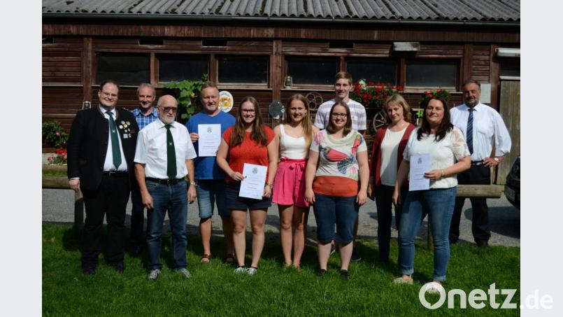Die neue Führungsmannschaft der Bayerntreuschützen Lennesrieth mit Schützenmeister Bernd Bodensteiner (Dritter von links) und dessen neuen Stellvertreter Johannes Kleber (hinten, Vierter von rechts ). Bild: fvo