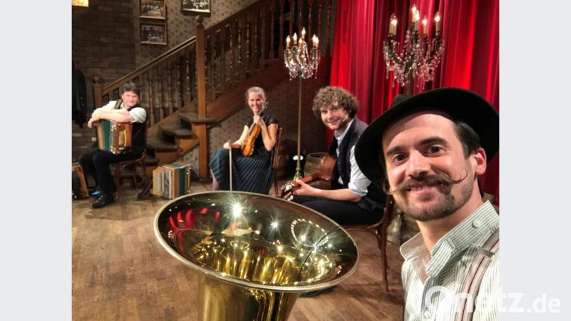 Florian Gröninger (rechts) aus Ensdorf gemeinsam mit der Brettl-Spitzenmusi. Bild: Florian Gröninger/privat