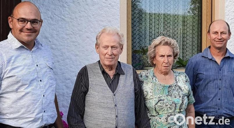 Zusammen mit Ehefrau Hedwig nimmt Hubert Scherm (Zweiter von links) die Glückwünsche von Bürgermeister Johannes Schmid (links) und Josef Thaller (rechts) von der Pfarrei zu seinem 90. Geburtstag entgegen. Bild: lgc