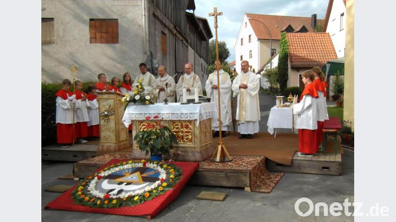 Das 150-jährige Kapellenjubiläum wurde am 17. Juli 2011 groß gefeiert. Den Festgottesdienst zelebrierte Weihbischof Reinhard Pappenberger (2.v.r.). Mit ihm am Altar v. r.: Diakon Hermann Falk (seit 2014 Bürgermeister), Stadtpfarrer Hans-Peter Bergmann, Diözesanlandvolkpfarrer Holger Kruschina und Diakon Richard Sellmeyer. Bild: u
