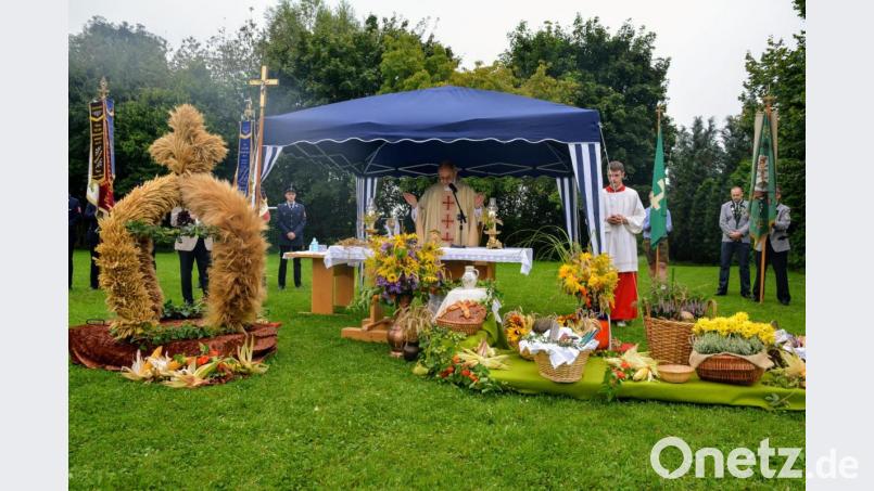 Pfarrer Johann Hofmann zelebrierte den Festgottesdienst vor dem Gemeinschafshaus. Bild: fdl