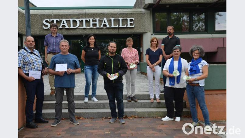 Vertreter des Kapellenvereins Ober-Untertresenfeld, DJK-Gymnastikgruppe Leuchtenberg, SPD-Ortsverein Vohenstrauß und Katholischer Frauenbund Vohenstrauß spenden für die Typisierungsaktion des Vereins &quot;Hilfe für Anja&quot;. Bild: doj