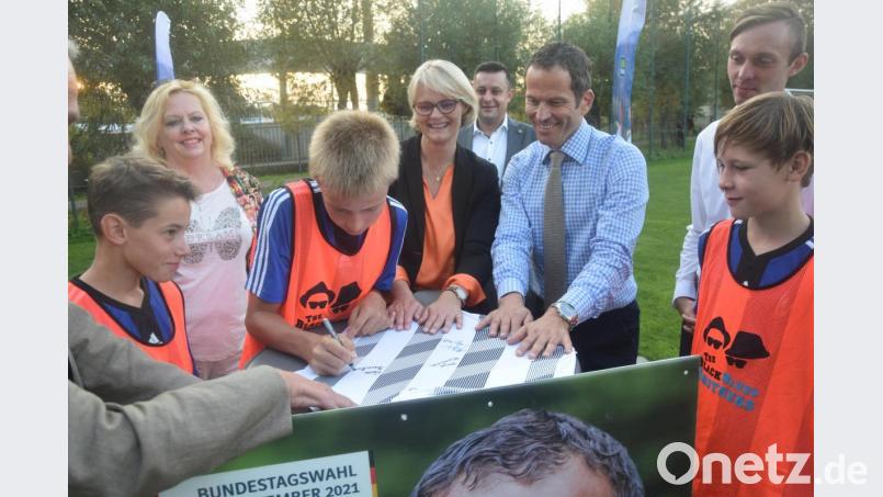 Ein Unikat: Bundesministerin Anja Karliczek hat das Trikot der SpVgg SV Weiden bereits unterschrieben. Leon macht das sehr akribisch. Seine Mitspieler Felix und Leo stehen auch bereits mit Namen auf dem Shirt. Bild: fz