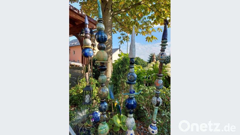 Die Keramikstelen im Garten von Maria Schießl verdeutlichen die Einheit von Kunst und Natur. Bild: lg