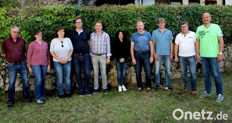 Die geehrten Mitglieder der Vereinigung freier Touristen: (von links) Reiner und Claudia Sertl, Tanja und Stefan Vomasta, Werner Sperber, Fabienne Laitang, Erwin Morner, Thomas Sertl sowie die Vorsitzenden Günter Späth und Josef Klug. Bild: ds