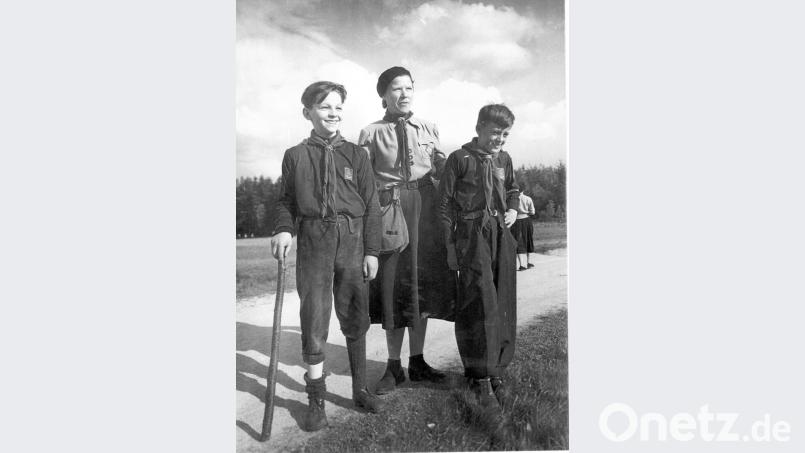 Berta Bauernfeind, bekannt als Tante Berta, betreute früher vorwiegend die jüngsten Pfadfinder. Nach dem Krieg war sie maßgeblich am Wiederaufbau des Stammes Mitterteich beteiligt und wirkte vielfältig in der Diözese. Das Bild zeigt sie mit Winfried Sommerer (links) und Norbert Eckert. Archivbild: Archiv Werner Männer