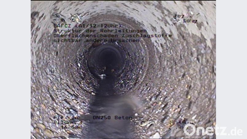 Bei diesem Abwasserrohr aus dem Neustädter Entwässerungssystem zeigte die Kamerabefahrung Betonkorrosion. Vor allem Leitungen aus den 50er und 60er Jahren müssen saniert werden. Bild: Planungsbüro Wolfrum/exb