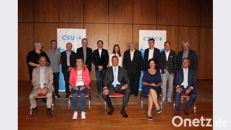 Die bewährte Führungsmannschaft der Tirschenreuther CSU (vorne von links): Stellvertretender Vorsitzender Dr. Alfred Scheidler, Kerstin Burkhard, Vorsitzender Huberth Rosner, Stellvertretende Vorsitzende Doris Schön, Stellvertretender Vorsitzender Bürgermeister Franz Stahl sowie (hinten, von links) Stellvertretende Kreisvorsitzende Angela Burger, Harald Siegert, Hans Prucker, Hans Gmeiner, Dr. Michael Rüth, Frauen Union-Vorsitzende Claudia Kost, Zweiter Bürgermeister Peter Gold, Schatzmeister Franz Häring, der frühere Bundesagsabgeordnete Reiner Meier und Konrad Zant. Bild: heb