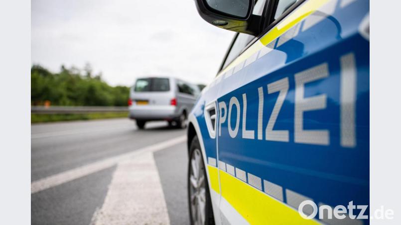 Ein Streifenwagen der Polizei steht auf einer Straße. Foto: Guido Kirchner/dpa/Symbolbild Symbolbild: Guido Kirchner/dpa