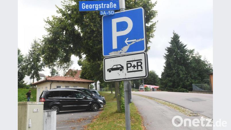 Auf dem P+R-Parkplatz am Neustädter Bahnhalt werden spätestens zum Ferienende eine bestimmte Anzahl an Elternparkplätzen ausgeschildert, um die Verkehrssituation am Schulhügel zu entschärfen. Bild: Gabi Schönberger