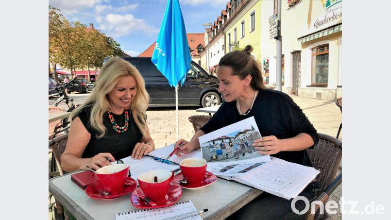 KVT-Vorsitzende Petra Schicker (links) und Janka Hannemann-Mathes besprechen die Details der Versteigerung. Sie freuen sich auf viele interessierte Gäste, die am Sonntag zur Finissage kommen. Natürlich sind auch Besucher willkommen, die nicht mitsteigern wollen und sich die Ausstellung ein letztes Mal vor dem Abbau anschauen möchten. Bild: ubb