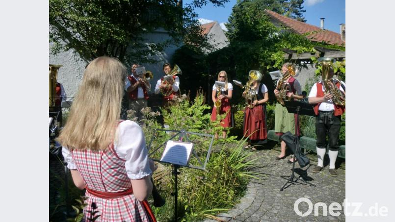 Die drei Bürgermeister, Bernhard Kraus (Zweiter von links) vom Obst- und Gartenbauverein und Wegeinitiator Hans Meindl beim Empfang im Kräutergarten. Bild: sh