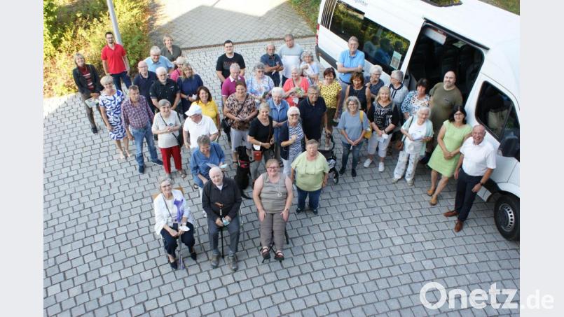 Die Gäste, gemeinsam mit Bürgermeister Roland Strehl (rechts) und Barbara Hernes (letzte Reihe, Zweite von links) vom Seniorenmosaik vor dem Bus des Werkhofs. Bild: Peter Schuller
