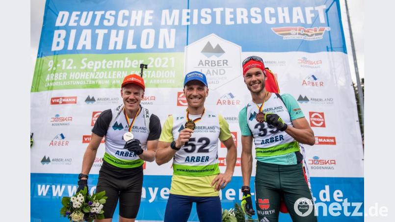 Das Siegerpodest nach dem Einzel-Rennen bei den deutschen Biathlonmeisterschaften am Arber: Der Drittplatzierte iJohannes Donhauser aus Ursensollen mit dem Sieger Erik Lesser und dem Zweitplatzierten Roman Rees. Bild: Voigt