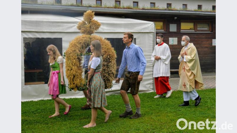 Der Vorstand der Landjugend mit der festlich geschmückten Erntekrone. Bild: fdl