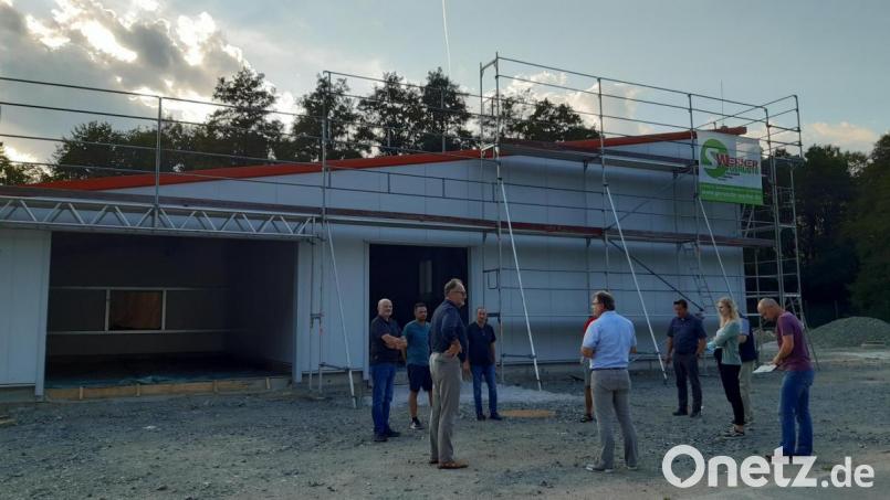 Die neue Halle für die Klärschlammpresse steht. Der Bauausschuss Windischeschenbach informiert sich bei einem Ortstermin über den Baufortschritt. Bild: Lowak