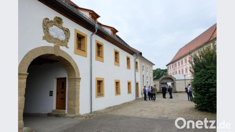 Als eines der wenigen Torgebäude gehört das Haus der Dorfkultur (vorne, links) mit der Wieskapelle (dahinter) zu den großen baulichen Schätzen des historischen Klosterhofes Speinshart. Bild: do