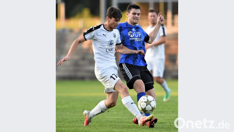 Stefan Graf (schwarz-blau gestreiftes Trikot) und seine SpVgg-SV-Kollegen wollen sich auch vom TSV Kareth nicht stoppen lassen. Bild: ssl