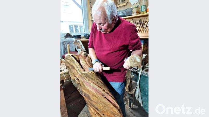 Welches Kunstwerk aus dem Zwetschgenstamm hervorgeht, an dem Alfred Tragl gerade mit Klüpfel und Eisen arbeitet, weiß es selbst noch nicht. Bild: lg