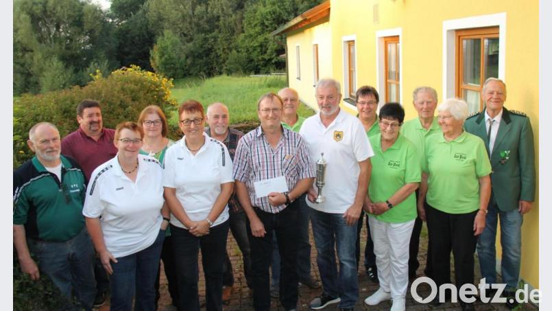 Gauschützenmeister Manfred Muck (rechts) gratulierte den erfolgreichen Teilnehmern am Schießen und den Gau-Wanderpokal. Bild: dl