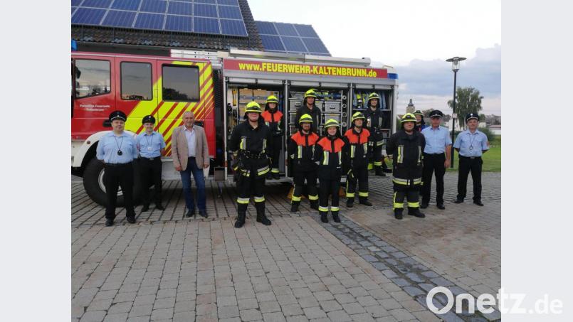 Die Truppe hat ihre Arbeit gut gemacht. Das bestätigen die Kreisbrandmeister Matthias LIst, Max Obermeier, Bürgermeister Ludwig Biller (von links) , Kreisbrandmeister Gerald Wölfl und Kommandant Alexander Kummer (von rechts). Bild: gmü