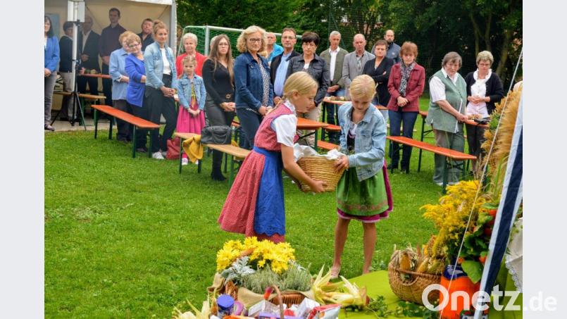 Kinder trugen Schulsachen zum Altar und brachten so ihren Dank zum Ausdruck, lernen zu können. Bild: fdl
