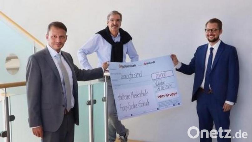 Über die gelungene Kooperation freuen sich (von links) Weidens Oberbürgermeister Jens Meyer, Wolfgang Jess (Vorsitzender der Geschäftsführung der Witt-Gruppe) und Thorsten Willecke (Schulleiter der Franz-Grothe-Schule). Bild: exb