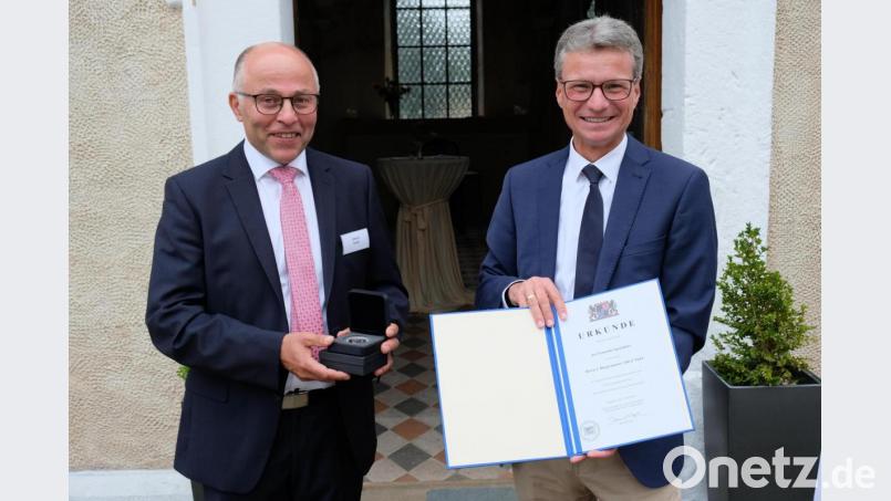 Strahlende Gesichter gibt es bei der Auszeichnung von Bürgermeister Albert Nickl (links) mit der Bayerischen Denkmalschutzmedaille durch Wissenschafts- und Kunstminister Bernd Sibler. Bild: do