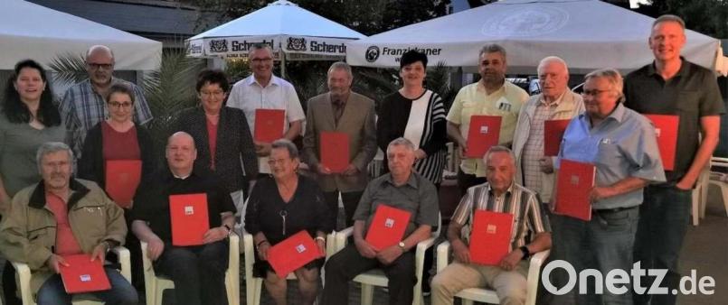 Die geehrten Mitglieder des SPD-Ortsvereins mit der Kreisvorsitzenden Brigitte Scharf, Ortsvereinsvorsitzender Angela Baumgartner und Fraktionssprecherin Monika Gerl. Bild: SPD OV Waldsassen/exb