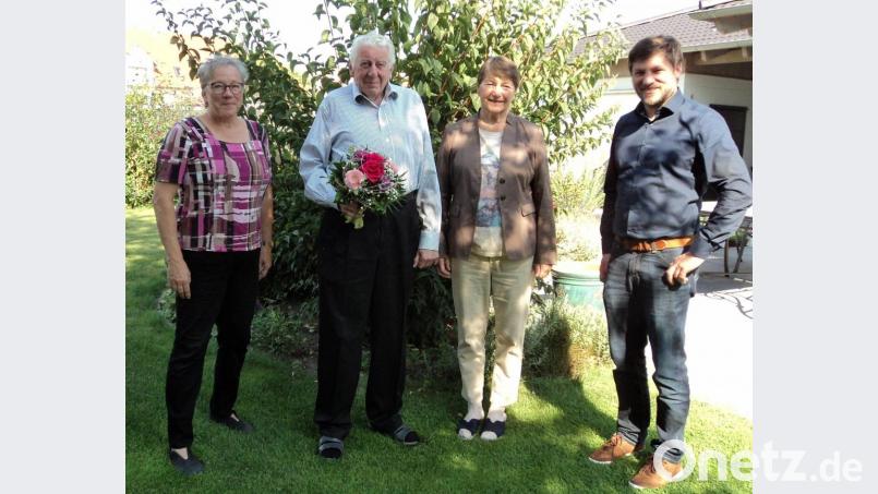 Friedrich Dann (Zweiter von links) wurde 80. Das Bild zeigt ihn mit Ehefrau Ulrike, Pfarrerin Heidi Gentzwein und Bürgermeister Peter Neumeier. Bild: ksi