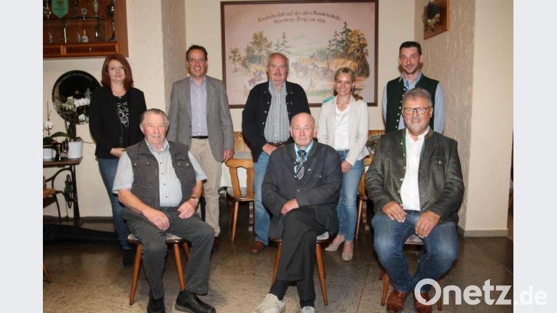 Ludwig Herrmann und Albert Kick (sitzend, von links) gehören als &quot;Urgesteine&quot; seit 55 Jahren zur CSU. Bild: pi