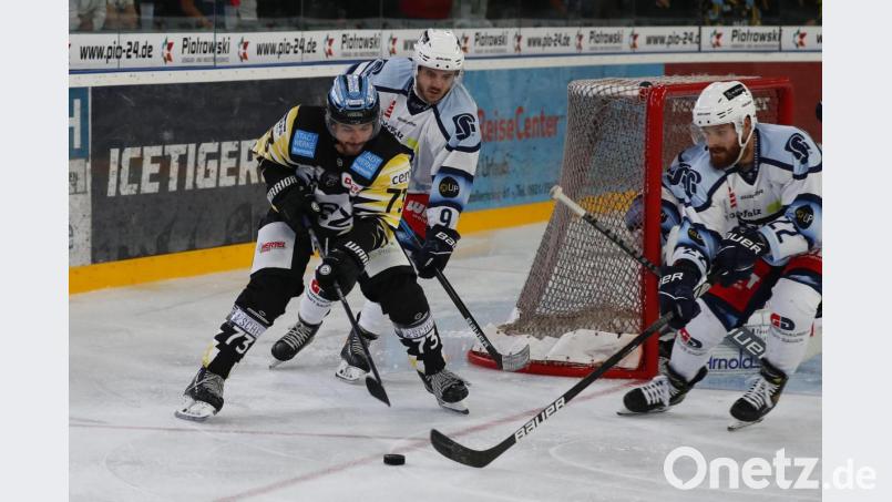 Am vergangenen Sonntag gewannen die Blue Devils Weiden bei den Bayreuth Tigers mit 5:4. Hier kämpfen die Weidener Dominik Müller (rechts) und Mirko Schreyer mit dem Bayreuther Tobias Meier um die Scheibe. Bild: Peter Kolb