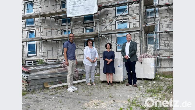 Bei einem Baustellenbesuch lassen sich (von links) Bürgermeister Peter Achatzi und die Leiterin der Verwaltungsgemeinschaft, Kerstin Brüning, von den Domus-Cura-Vertretern Birgit Knufinke und Daniel Saur über den Fortschritt der Arbeiten informieren. Bild: Domus Cura/exb