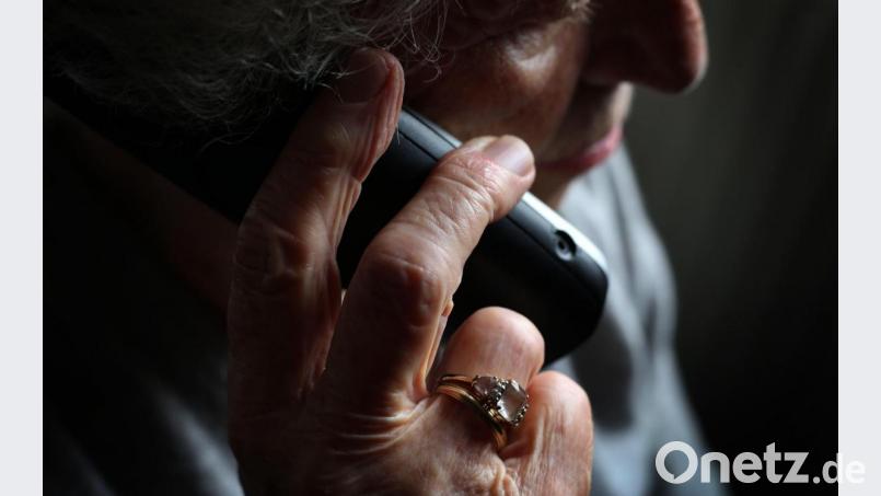 Eine ältere Frau telefoniert mit einem schnurlosen Festnetztelefon. Symbolbild: Karl-Josef Hildenbrand/dpa
