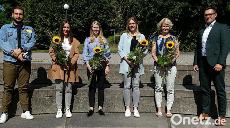 Personen auf dem Bild (von links): Sebastian Bürger, Lara Biersack, Kathrin Weidner, Miriam Becker, Carolin Neubauer, Schulleiter Jürgen Bayer. Bild: Mittelschule Tirschenreuth/exb