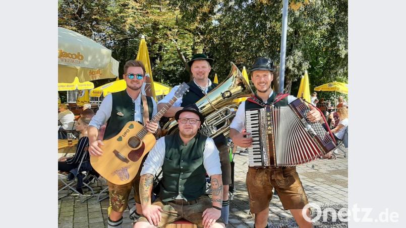 Die Boazn Briada halten Kirwapaare auch in der Coronakrise tanzfit und bieten für traditionelle Tänze eine Anleitung per Video. Bild: Boazn Briada/exb