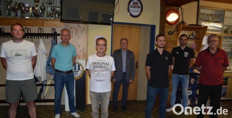 Mit coronabedingter Verspätung führte der Sport-Pool „TSV-Freunde“ Neuwahlen durch. Im Bild (von links) Harald Weiß, Konrad Härtl, Vorsitzender Gerald Härtl, Max Bindl, Andreas Stock, TSV-Vorsitzender Maximilian Siller und Reinhard Betzl. Bild: jr