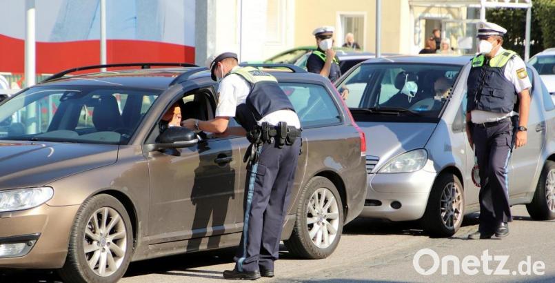 Bei Verkehrskontrollen der Polizei im Landkreis Schwandorf wurden am ersten Schultag zahlreiche Fahrer zur Kasse gebeten, die nicht angeschnallt in ihren Autos unterwegs waren. Unser Bild zeigt eine Szene in Schwandorf, wo am Dienstag verhältnismäßig viele Bußgelder verhängt wurden. Bild: td