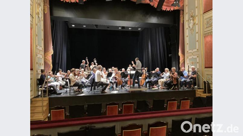 Dirigent Michael Hofstetter bei der ersten Probe mit der Akademie für Alte Musik im Stadttheater Amberg. Bild: aks