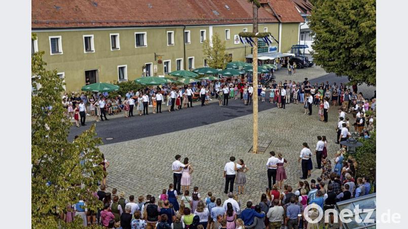 Nach altem Brauch wurde in Freudenberg wieder der Kirwabaum ausgetanzt. Bild: gri