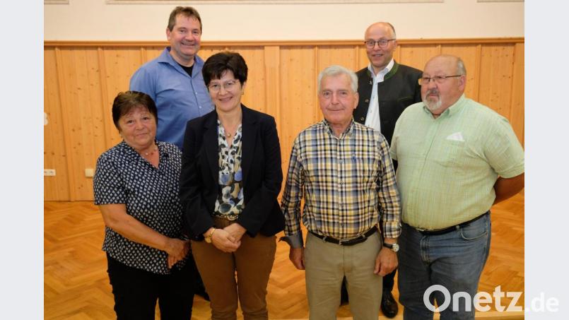 Die neue Führungsmannschaft der CSU Vorbach/Oberbibrach mit Marga Kreutzer, Irmi Bauer, Richard Hofmann und Hermann Schmid (vorne, von links) und den Ehrengästen Bürgermeister Alexander Goller und zweitem CSU-Kreisvorsitzenden Bürgermeister Albert Nickl. Bild: do