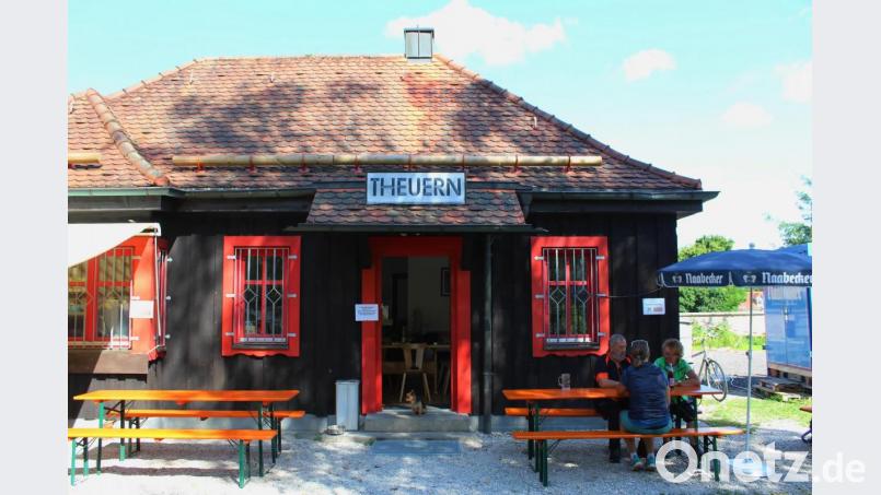 Der ehemalige Bahnhof in Theuern ist heute ein Kiosk mit Biergarten. Bild: Evi Wagner