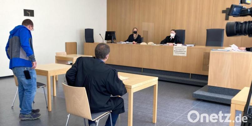 Wegen Tierquälerei muss sich ein 31-jähriger Weidener (links) vor Amtsrichterin Carina Särve verantworten. Bild: ca