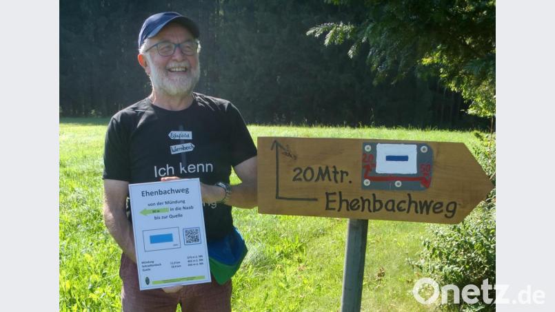 Wegeinitiator Hans Meindl mit den neuen Wanderwegschildern, die an der Quelle in Ehenfeld und an der Einmündung in die Naab bei Wernberg-Köblitz aufgestellt wurden. Bild: sh