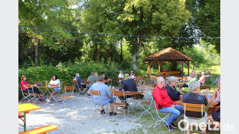 Im lauschigen Biergarten lässt es sich wunderbar aushalten. Bild: Evi Wagner