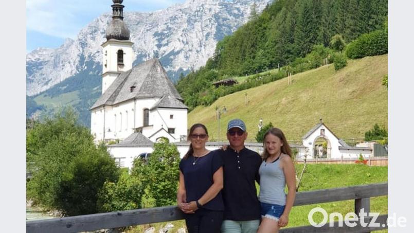 Thomas Faltermeier mit seiner Frau und seiner Tochter vor der berühmten Sebastianskirche in Ramsau. Bild: Thomas Faltermeier