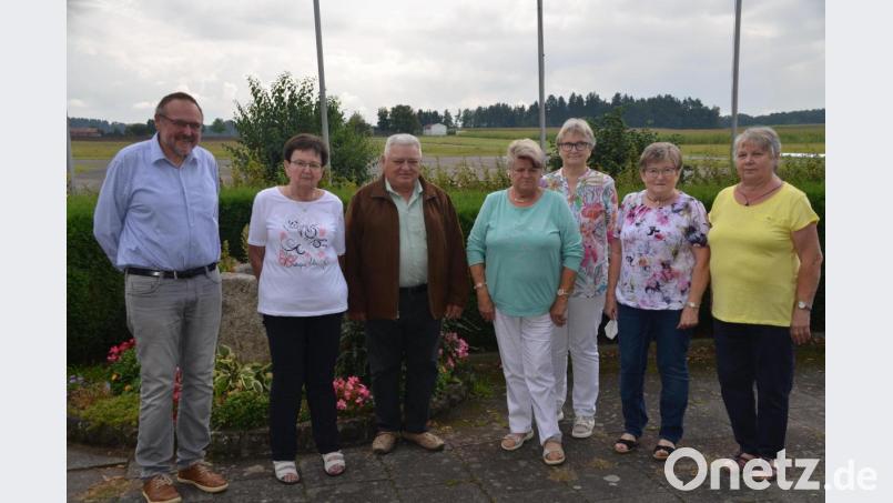 Zweiter Bürgermeister Rudi Heier gratulierte Vorsitzender Margit Kaiser, Stellvertreter Günter Vogel, Kassenwartin Resi Prisching, Schriftführerin Hanne Kottwitz sowie den Betreuerinnen Edith Vogel und Isolde Kunnert zu Wahl. Bild: ak