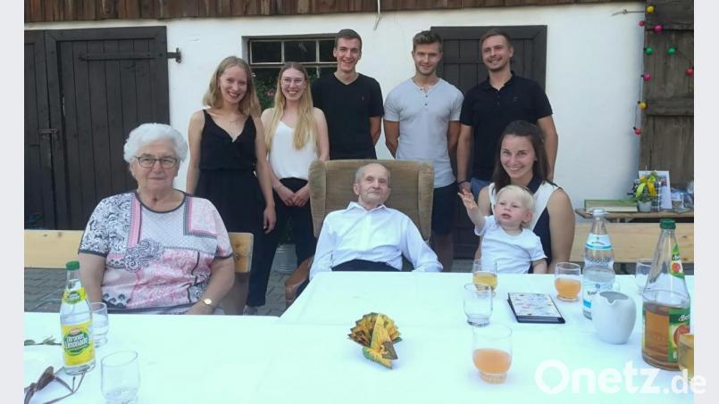 Oskar Demleitner feierte seinen 90. Geburtstag mit seiner Frau, Familie und vielen Freunden und Bekannten. Bild: mma