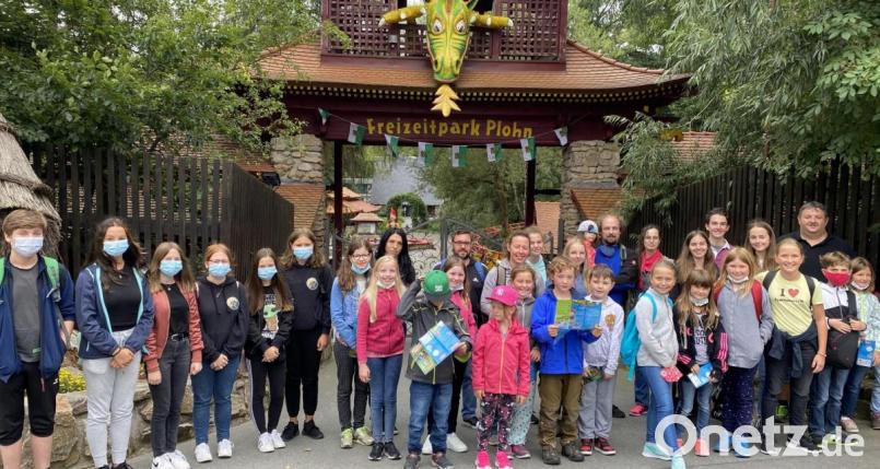 Einen erlebnisreichen Tag verbrachten die Teilnehmer der von SPD-Stadtrat Helmut Zeitler (hinten rechts) organisierten Fahrt in den Freizeitpark Plohn im Vogtland. Bild: Helmut Zeitler/exb