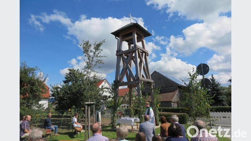 „Die Glocke soll festlich läuten bei frohen Anlässen, aber auch tröstlich, wenn uns ein lieber Mitmensch durch den Tod vorausgeht“, sagte Stadtpfarrer Thomas Kraus (stehend) bei der Segnung des Glockenstuhls in Höflas. Bild: jzk